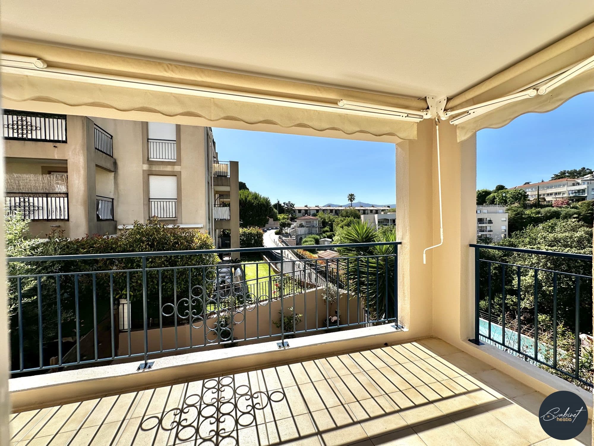 NICE FABRON / 2 PIÈCES DE 45 m² AVEC GARAGE, DOUBLE TERRASSE ET PISCINE : - Miniature 12