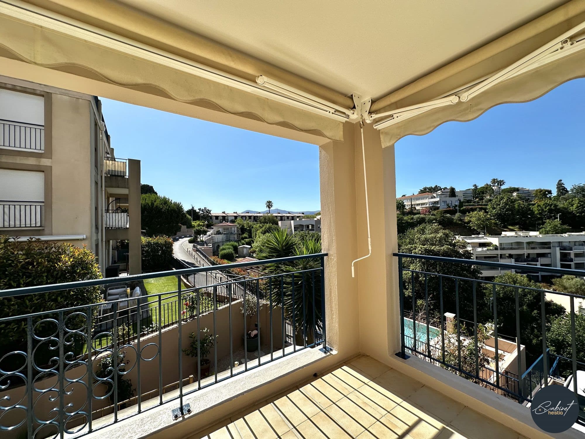 NICE FABRON / 2 PIÈCES DE 45 m² AVEC GARAGE, DOUBLE TERRASSE ET PISCINE : - Miniature 2