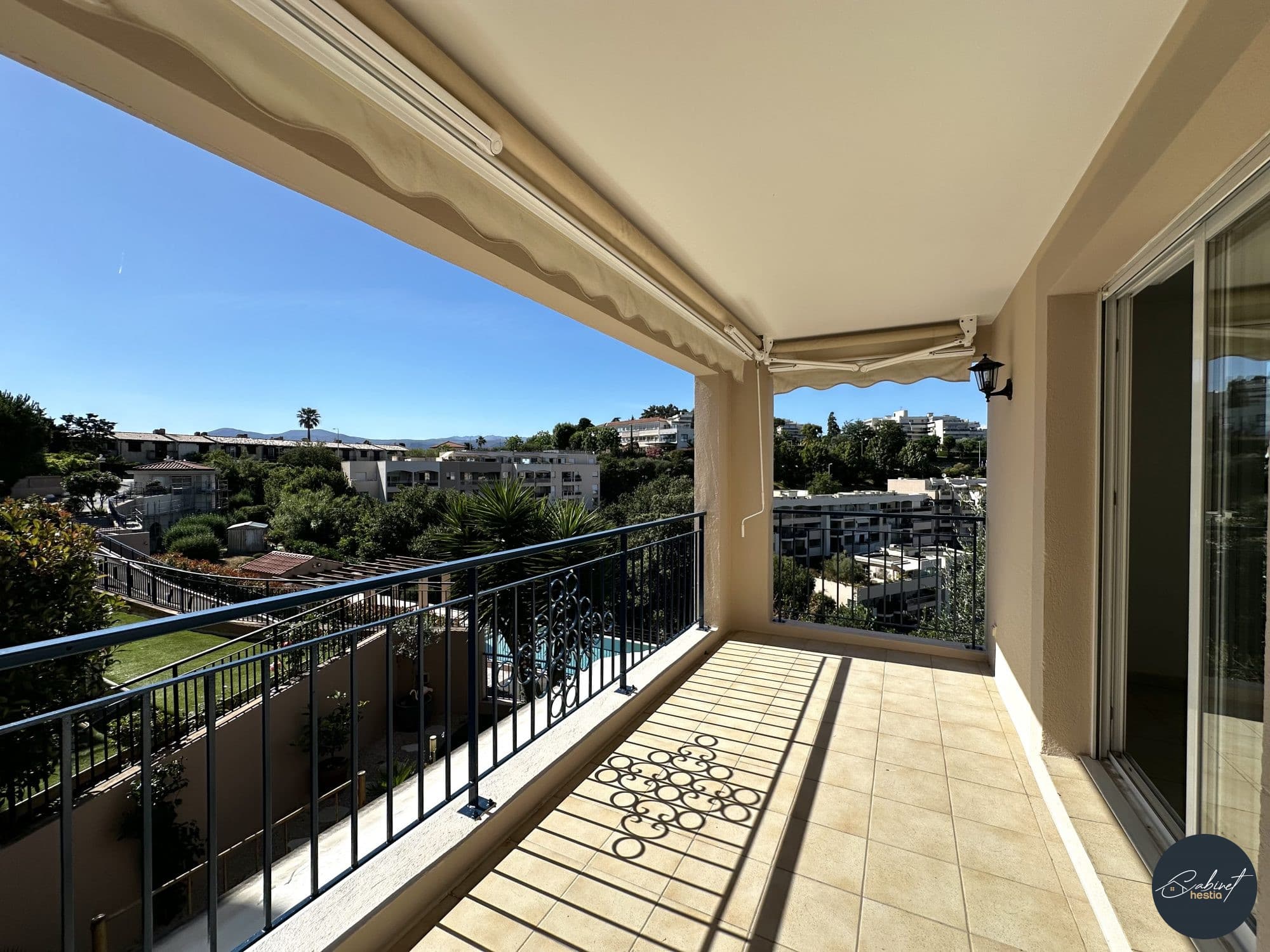 NICE FABRON / 2 PIÈCES DE 45 m² AVEC GARAGE, DOUBLE TERRASSE ET PISCINE :